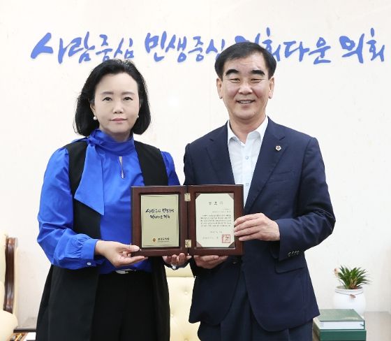 경기도의회 정윤경 도의원, 시군별 정책 현안 발굴 및 협치 모델 구축 공로로 공로패 받아