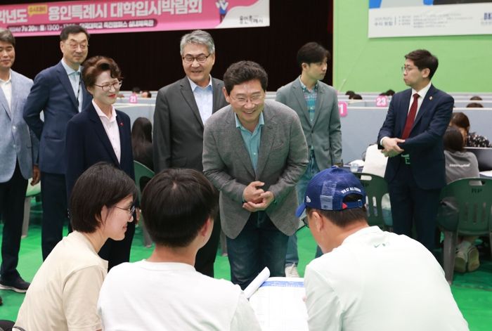 이상일 용인특례시장이 20일 2025학년도 수시 대비 대학입시박람회장을 찾은 수험생과 학부모를 격려하고있다.