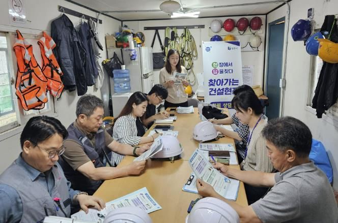 부천시는 관내 주요 공공 건축공사 현장 6개소 관계자 38명을 대상으로 ‘찾아가는 건설현장, 청렴 상담반’을 진행했다