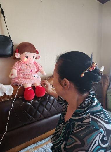 AI로봇 활용 어르신 건강관리사업의 돌봄 로봇을 통한 맞춤형 건강관리 서비스 중의 모습.