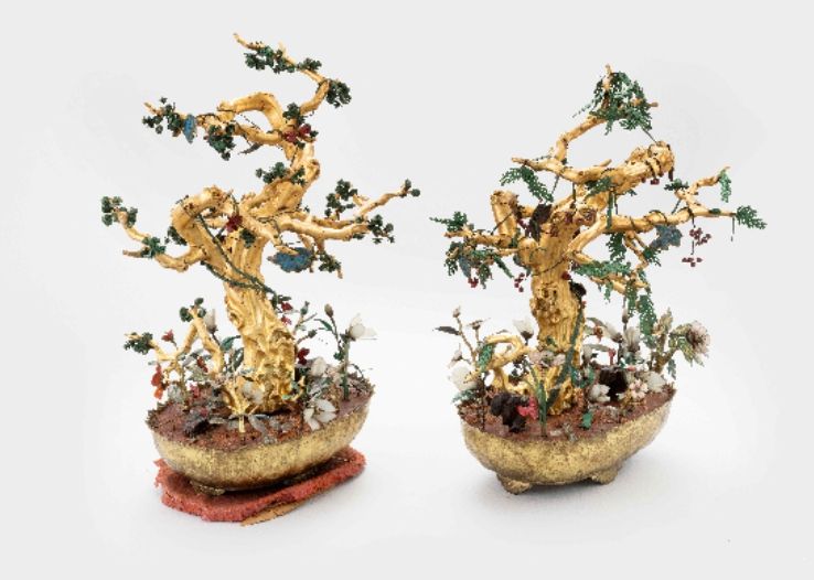 ‘반화盤花’는 ‘접시에 높인 꽃’이라는 의미로 각종 보석으로 만든 꽃과 잎을 나무에 달아놓은 조화장식품이다. 고종(高宗, 재위 1864-1907년)이 프랑스 대통령인 사디 카르노(Marie François Sadi Carnot, 재임 1887-1894년)에게 조선과 프랑스의 수교(1886)를 기념하여 보낸 기념 예물로 현존하는 유일한 조선왕실 분재 공예품이다.