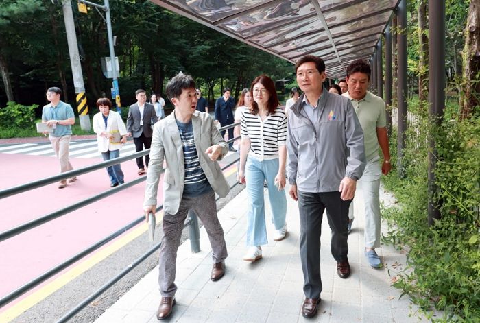 이상일 용인특례시장이 16일 기흥구 보라동 나곡중학교 차양막 설치 현장을 점검하고 있다.