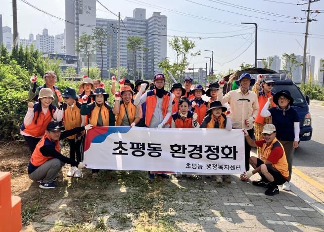 오산시 초평동, 통장단협의회와 관내 도로변 제초 봉사활동 펼쳐