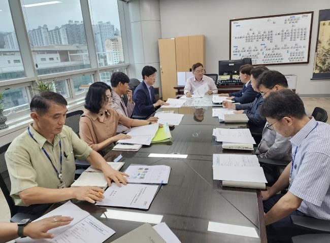 용인특례시는 21일 황준기 제2부시장 주재로 기흥저수지 관리 기관인 한국농어촌공사와 함께 녹조 대책 마련을 위한 긴급회의를 열었다.