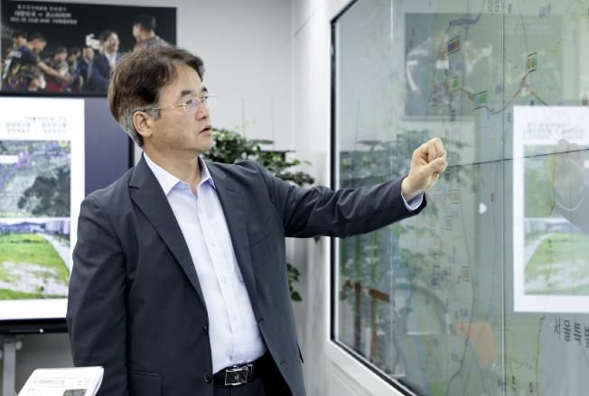 집단민원 미결과제 집중보고회에서 진행사항 파악 중인 이동환 고양특례시장