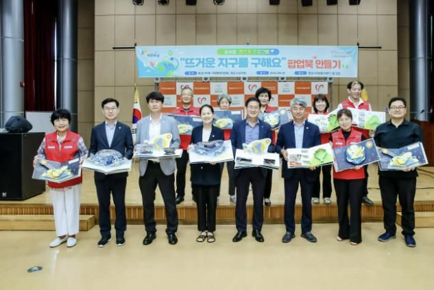 봉사활동에 참여한 화성시의회 기획행정위원회 의원들 단체