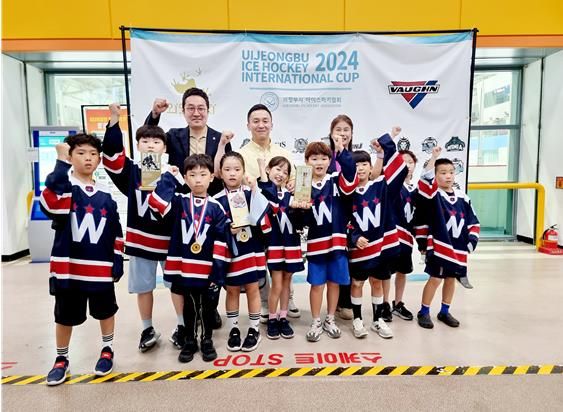 DIV B 저학년 우승 의정부 위니아팀과 최병선 도의원(좌) 홍형호 협회장(중) 김현채 시의원(우)