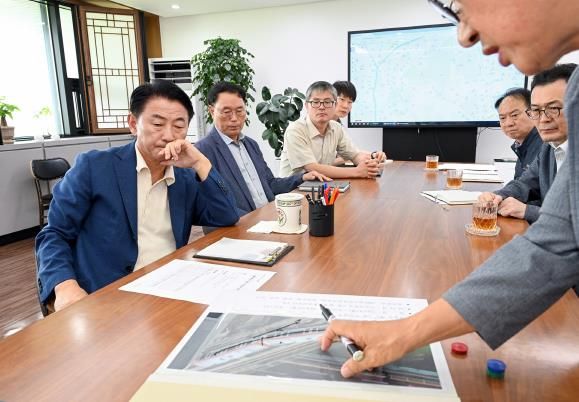 김동근 시장이 9월 11일 경전철 운행중단 사고에 대한 대책 회의를 진행하고 있다.