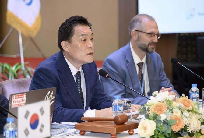 이재준 수원시장이 회의에서 발언하고 있다