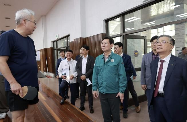 이상일 용인특례시장이 24일 언남지구 사업 대상지인 옛 경찰대 현장을 방문해 이한준 LH사장과 현장을 점검하고 의견을 나눴다.