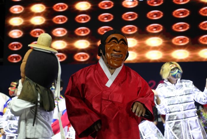 ‘탈과 탈춤으로 세계인을 하나로’ 2024 안동국제탈춤페스티벌 첫날부터 구름 인파