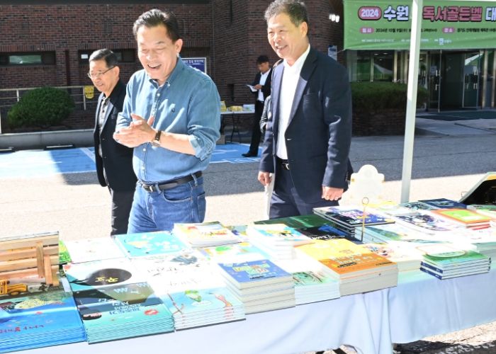 이재준 수원특례시장이 대회 현장을 둘러보고 있다.