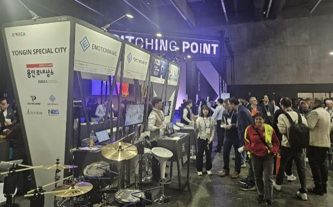 지난 3월 스페인 바르셀로나에서 개최된 'MWC 2024'에 마련된 용인시 공동관을 찾은 관람객들의 모습