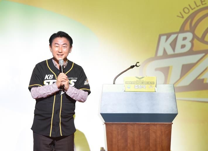 김동근 시장이 10월 12일 KB손해보험 스타즈 배구단의 2024-2025 V-리그 출정식에 참석해 인사말을 하고 있다.