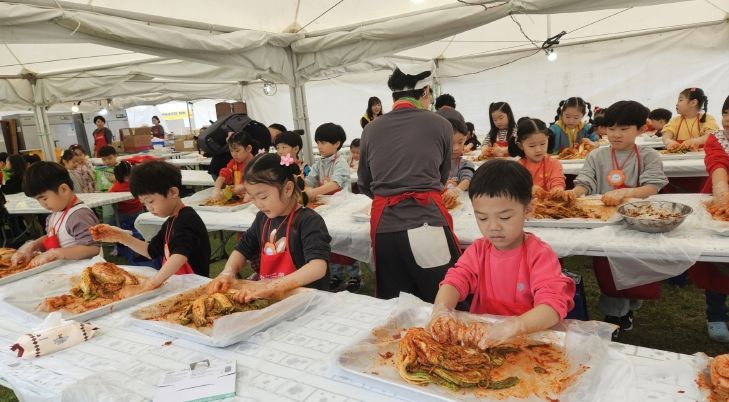 18일 오전 시청 잔디광장에 마련된 제31회 광주김치축제 ‘김치체험학교’에서 어린이들이 김치 버무리기 체험을 하고 있다.