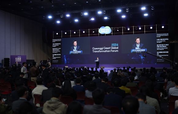 24일 오전 킨텍스에서 열린 2024 경기글로벌대전환포럼 개막식에서 김동연 경기도지사가 개회사를 하고 있다.