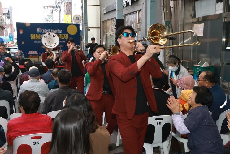 동구는 25일 대왕암월봉시장에서 ‘월봉 동구夜 놀자 달빛축제’를 개최한 가운데 김종훈 동구청장, 박경옥 동구의회 의장 등 내빈들이 개막 퍼포먼스를 하고 있다.