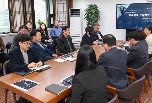 김동근 시장이 11월 20일 시장실에서 ‘제5차 복지정책 전략회의’를 진행하고 있다.