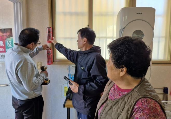 의정부시, 빼벌마을 화재 취약 가구에 투척용 소화용구 지원