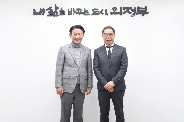 김동근 시장이 1월 6일 시청을 방문한 송현 의정부을지대학교병원장과 기념사진을 찍고 있다.