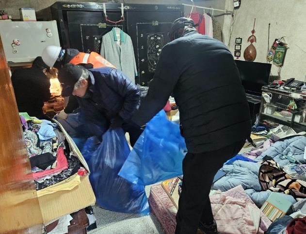 의정부시 고산동, ㈜녹색환경 새해 맞아 저장강박증 독거노인 가구 청소 봉사