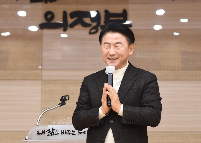 김동근 시장이 1월 22일 (사)경기도여성단체협의회 의정부시지회의 ‘제27대 및 제28대 회장 이취임식’에서 축사를 하고 있다.