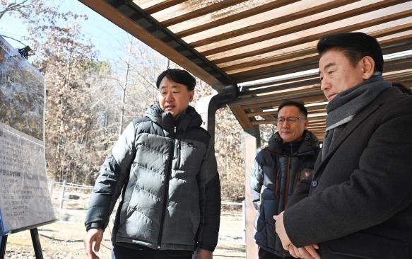 김동근 시장이 2월 17일 호원 실내 배드민턴장 부지에 대한 현장 점검을 진행하고 있다.