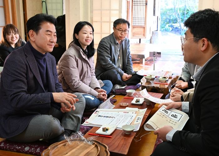 김동근 시장이 2월 28일 ‘카페무지개 시즌3 플러스’를 열고 직원들과 소통하고 있다.