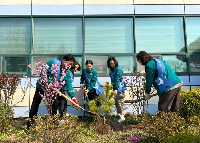 수원교육지원청, 제80회 식목일 맞아 청렴과 탄소중립 실천 담은 식목행사 운영