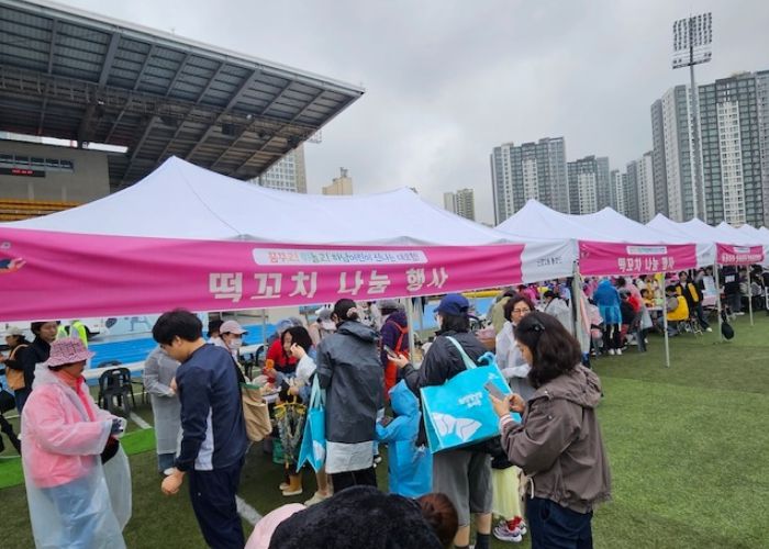 하남시 신장2동 통장단 어린이날맞이'떡꼬치 나눔'