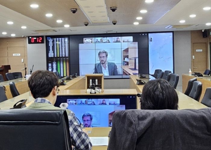 고양시 관계자가 챠크 갈(Tjark Gall) 세계은행(KGGTF) 도시회복력 전문가와 대화를 나누고 있다.