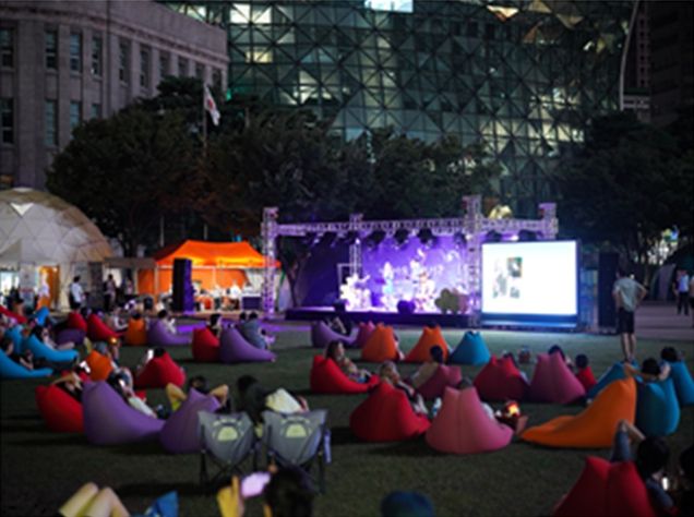 서울야외도서관 야간 행사 <서울밤야외도서관>을 즐기는 시민 모습