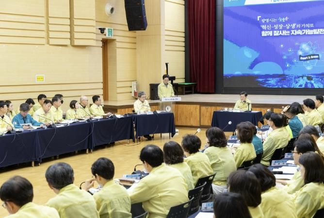 박승원 광명시장이 13일 오전 시청 대회의실에서 열린 ‘2025년 여름철 자연재난 종합대책 보고회’에서 재난 예방과 대응에 총력을 다할 것을 당부하고 있다.