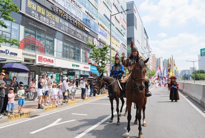 “아이 어른 할 것 없이 넋 놓고 바라봤죠”… ‘제8회 양주 회암사지 왕실축제’ 어가행렬 장관