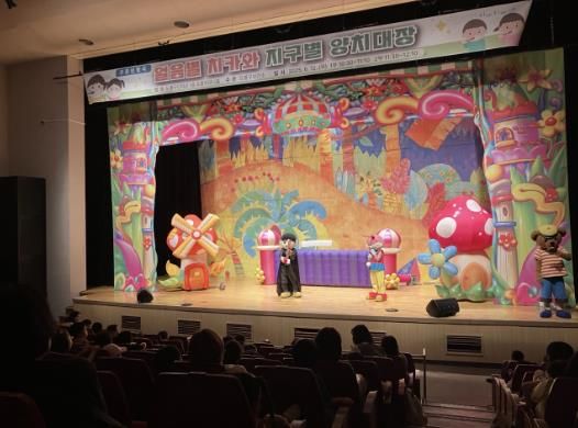 지역 유아들이 ‘도봉구 구강의 날 인형극’을 관람하고 있다.