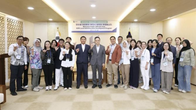 남동경 부천시 부시장(중앙부 회색정장)과 개도국 지방행정과정 연수단 단체기념 사진