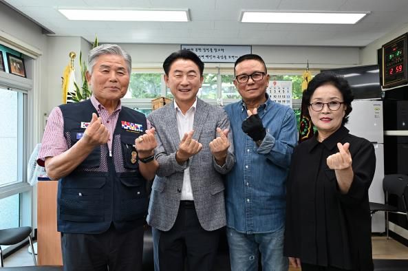 김동근 시장이 9월 2일 보훈회관에서 ‘보훈단체별 정책 간담회’를 진행한 뒤 참석자들과 기념사진을 찍고 있다.