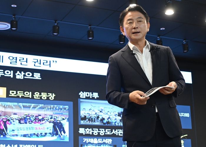 김동근 시장이 9월 16일 의정부문화역 이음에서 기자회견을 열고 ‘의정부 문화혁신 로드맵’에 대해 설명하고 있다.