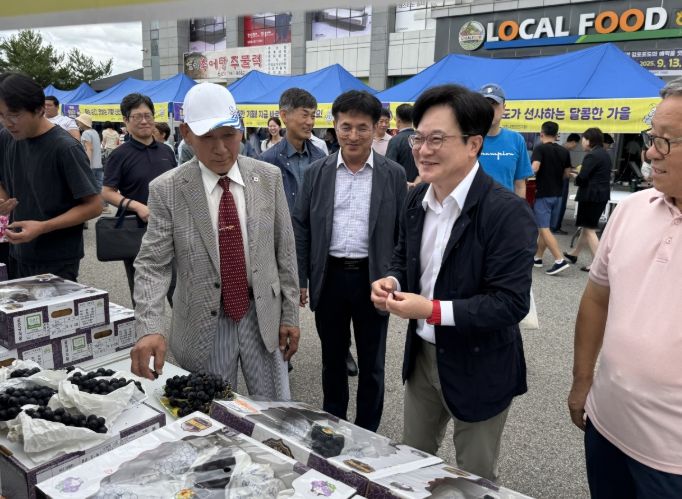 김포포도 직거래장터에 김병수 시장이 둘러보고 있다.