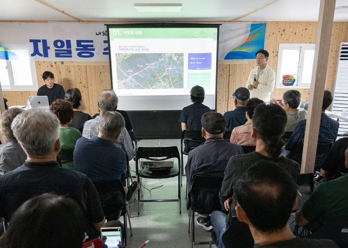 김동근 시장이 9월 17일 ‘자일동 발전 마스터플랜 간담회’를 진행하고 있다.