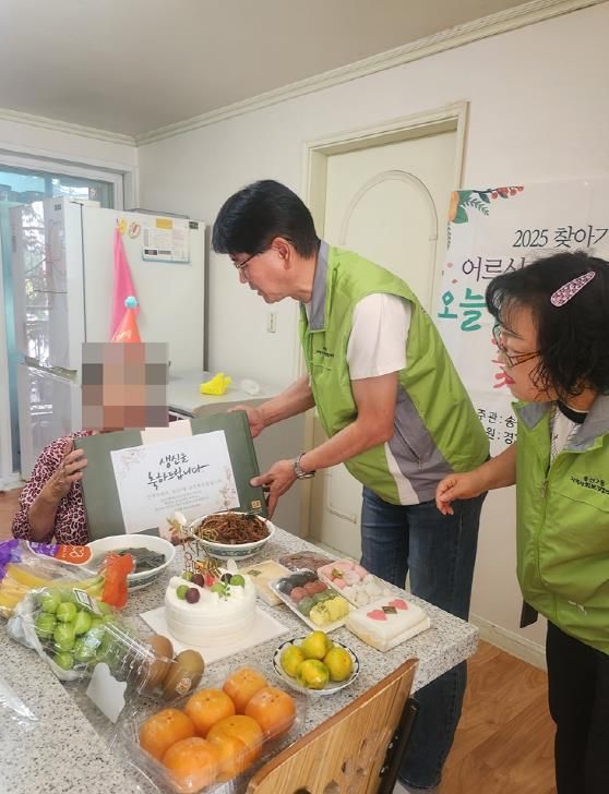 의정부시 송산2동 지사협, 취약계층 독거노인 생일상 선물