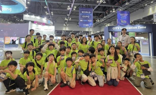 킨텍스 제1전시장에서 진행된 2025 월드 스티테크 엑스포에 고양교육지지원청부설영재교육원 학생들이 고양시부스(고양산업진흥원-고양스마트시티지원센터)를 견학하는 모습