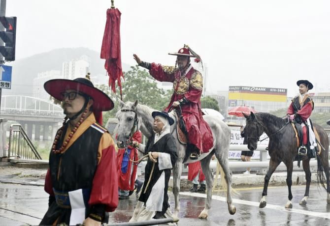 안양시는 28일 2025 정조대왕 능행차 공동재현 대장정을 성황리에 마쳤다