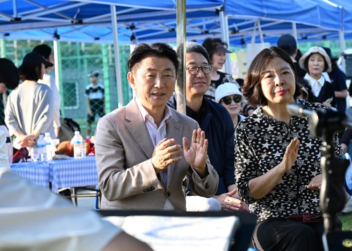 김동근 시장이 9월 27일 ‘2025년 송산3동 도란도란 반려동물 용품 나눔장터’ 행사장에 방문해 문화공연을 관람하고 있다.