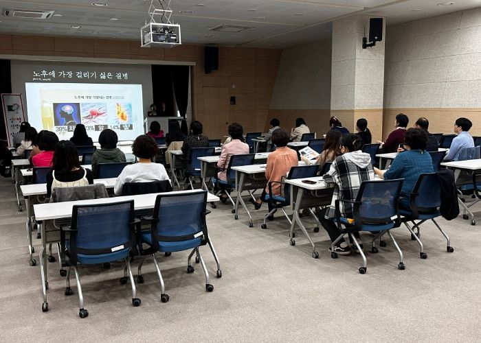 17일 하남시 미사보건센터에서 열린 ‘실버벨 선생님 양성교육’에서 참가자들이 어르신 치매 예방을 위한 인지활동 프로그램에 대한 설명을 듣고 있다.
