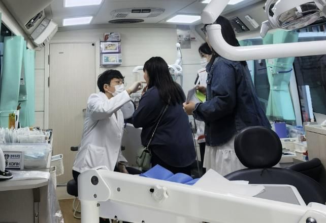 19일 열린 화성특례시 2025년 5차 외국인 무료진료 봉사활동 행사에서 의료진이 진료를 하고 있다