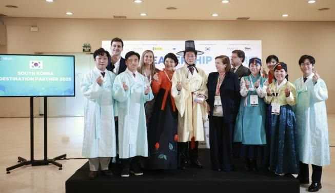 22일 세비야 피베스에서 이상일 시장과 시 대표단이 한복을 입고 기념사진을 촬영하고 있다