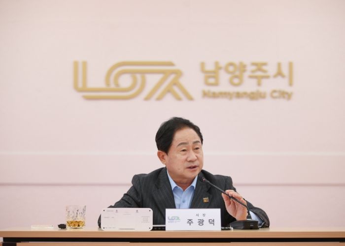‘2030 기업유치 마스터플랜’ 보고회에서 발언하고 있는 주광덕 시장