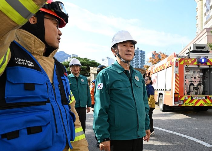 김동근 시장이 10월 28일 ‘2025년 재난대응 안전한국훈련’ 현장을 살펴보고 있다.