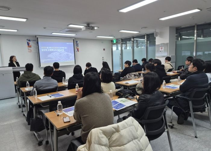 화성특례시가 29일 공직자를 대상으로 투자유치 업무 역량 강화 교육을 하고 있다